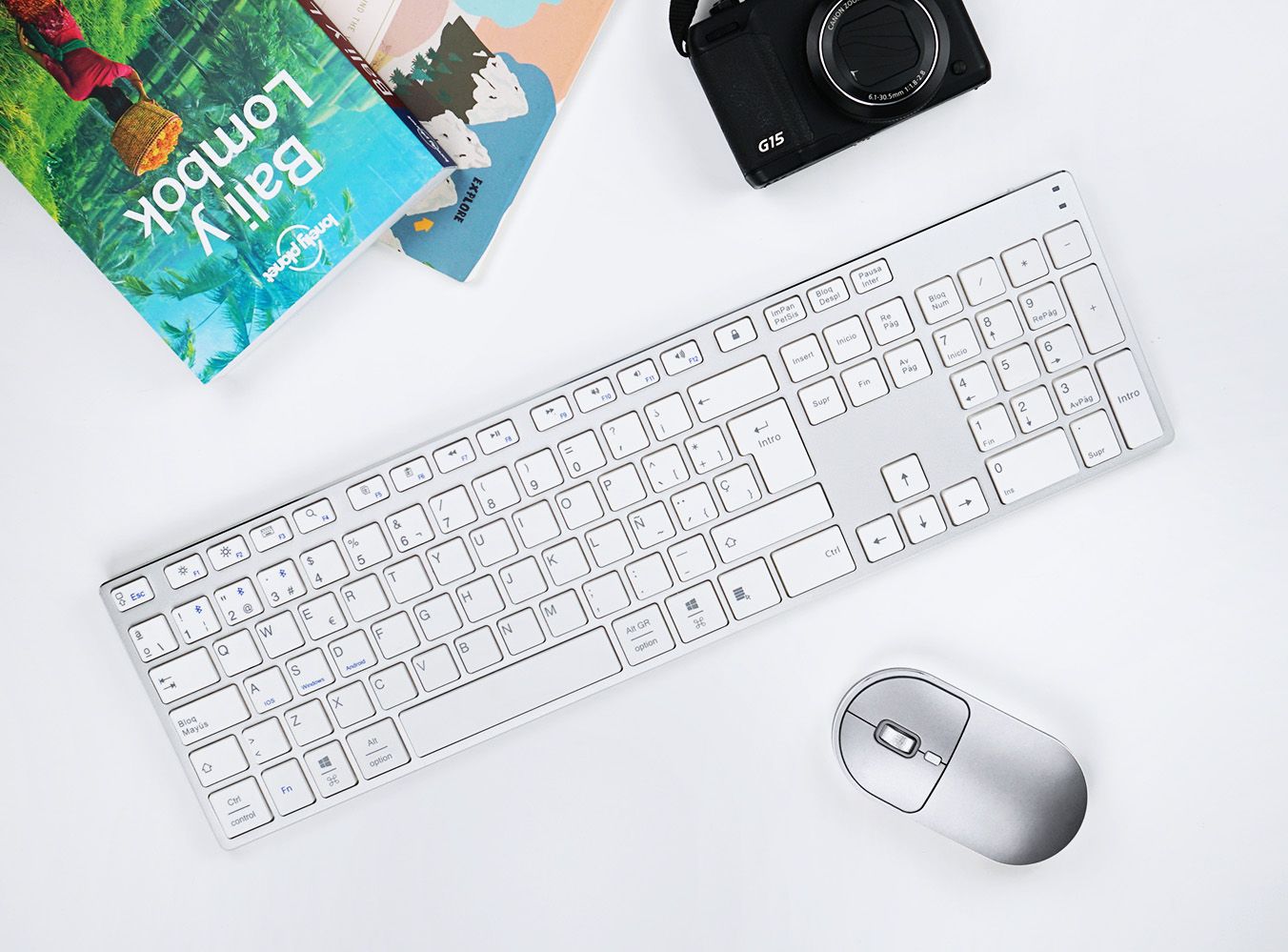 teclado extended blanco y plateado en escritorio