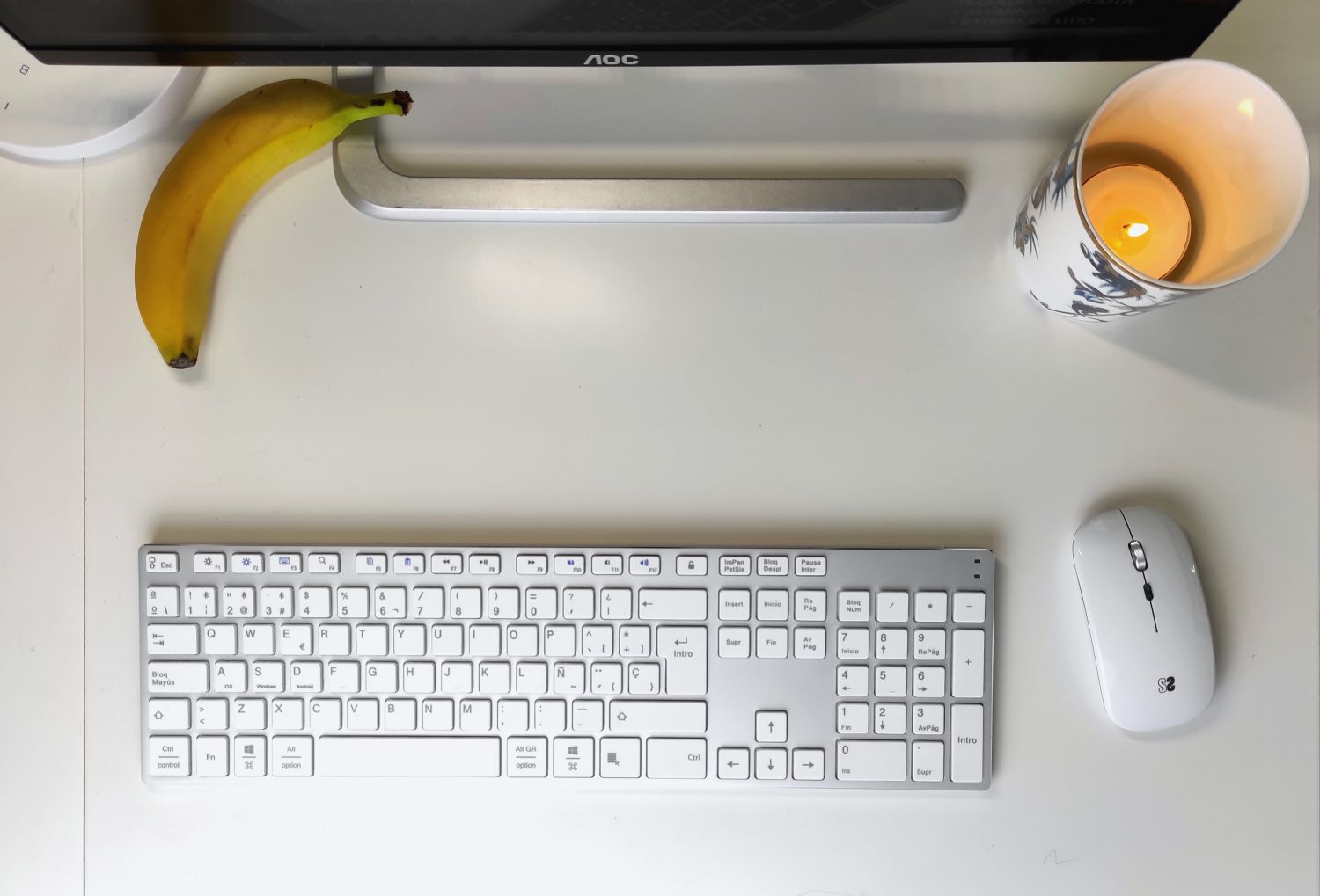 mesa escritorio blanca ikea con teclado advance subblim y ratón blanco dual subblim