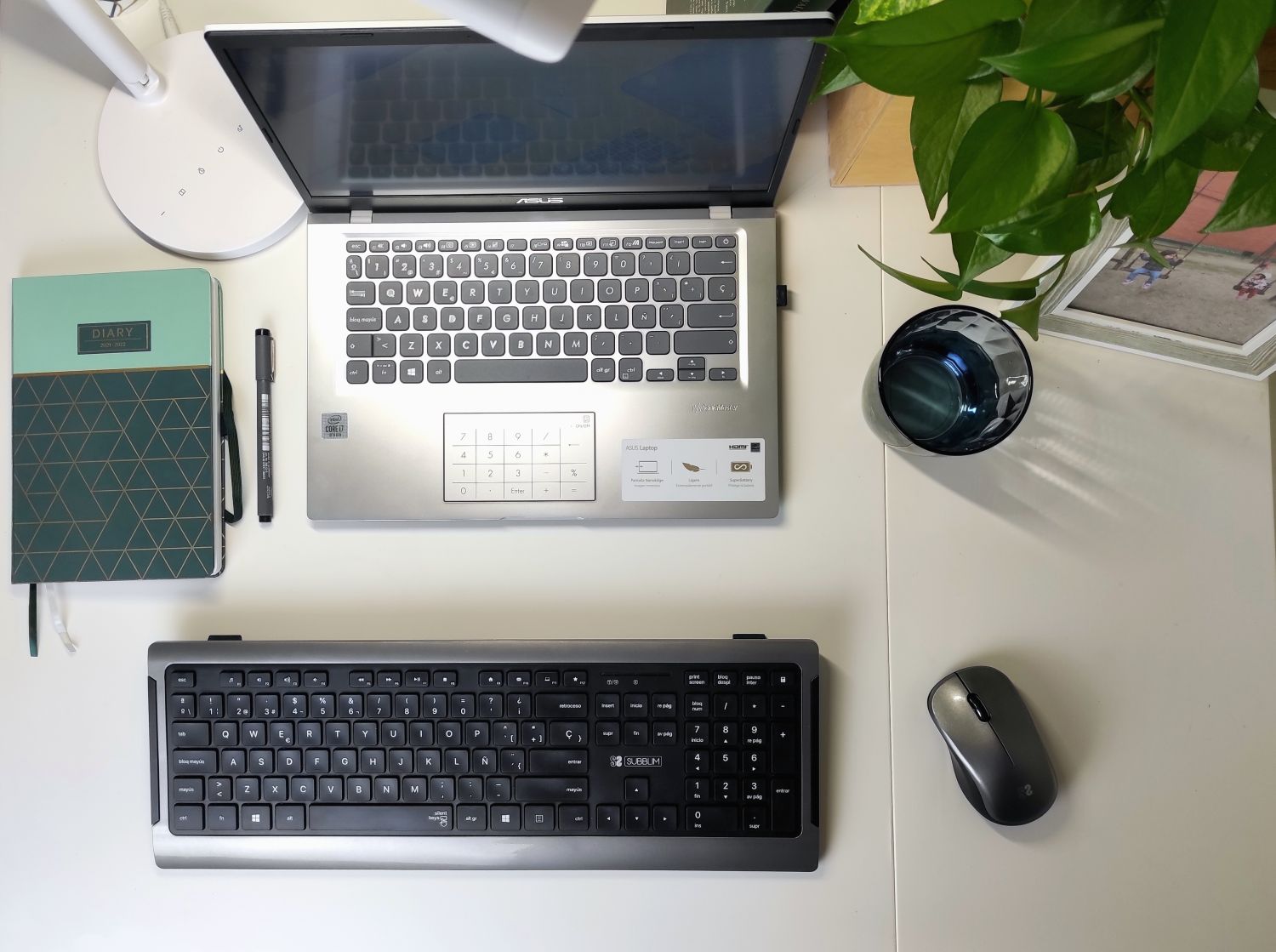 escritorio ikea blanco con set up para estudio: portátil, teclado wireless y ratón wireless subblim