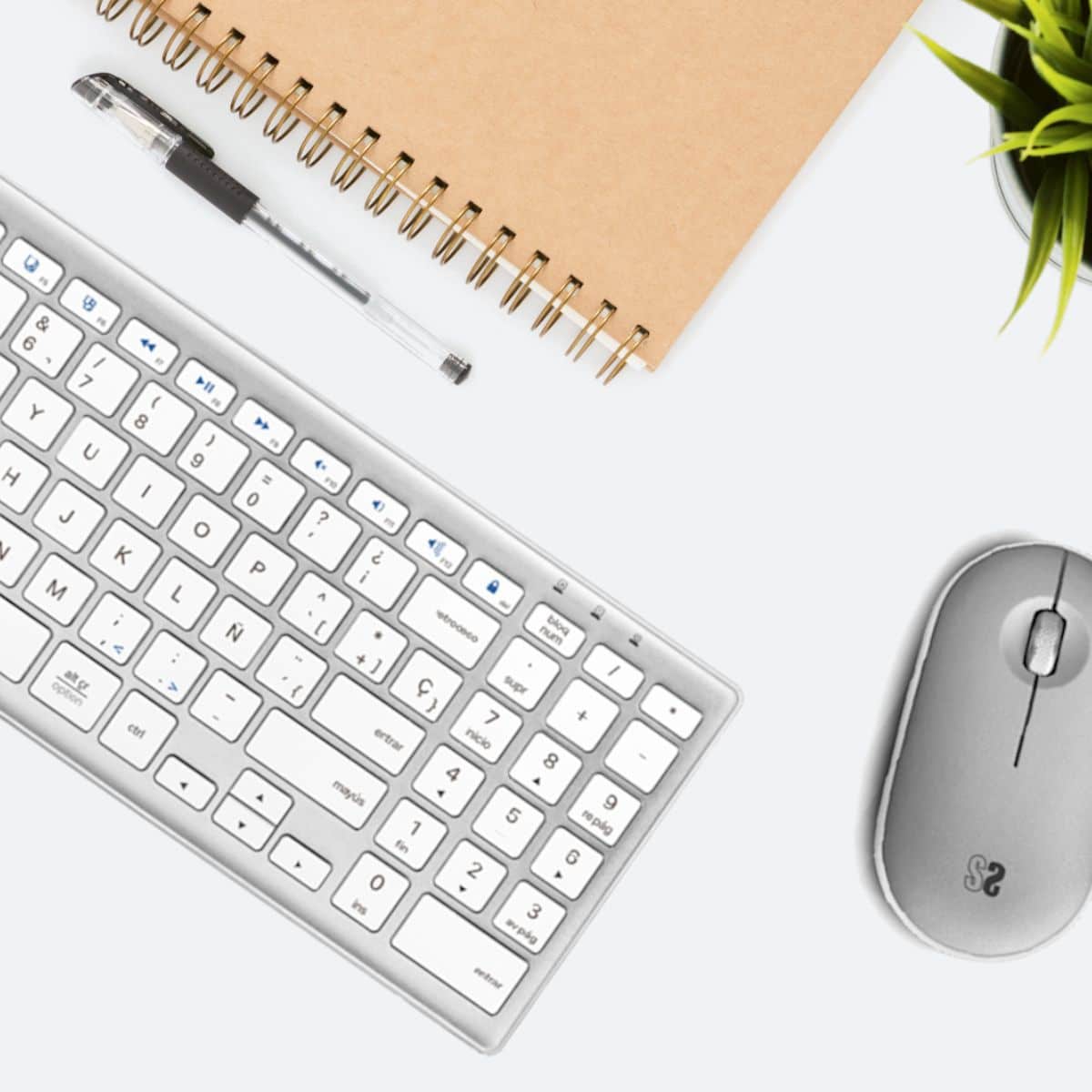 Combo bluetooth teclado y ratón inalámbricos blanco plata Pure Extended de SUBBLIM en escritorio de trabajo. Ideal para trabajar y estudiar, diseño y funcionalidad.