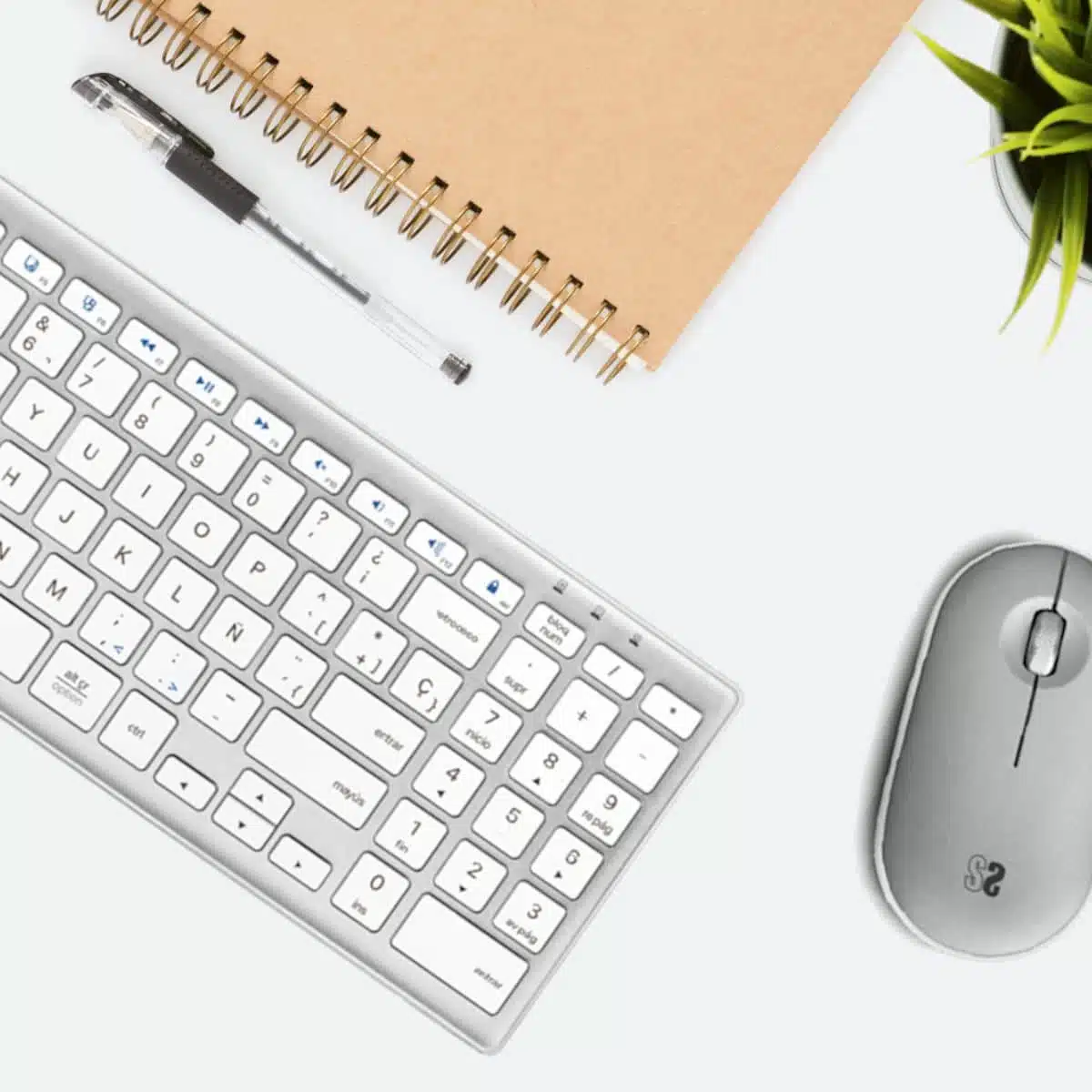 ✅ Conectividad dual Radiofrecuencia con receptor USB + Bluetooth Combo bluetooth teclado y ratón inalámbricos blanco plata Pure Extended de SUBBLIM en escritorio de trabajo. Ideal para trabajar y estudiar, diseño y funcionalidad.